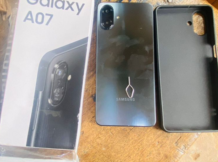 “Keep That Same Energy: Social Media Reacts as Lady Celebrates New Phone Gifted by Her Dad