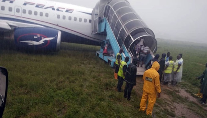 busterblog - Panic at Port Harcourt Airport as Air Peace Plane Skids Off Runway After Landing
