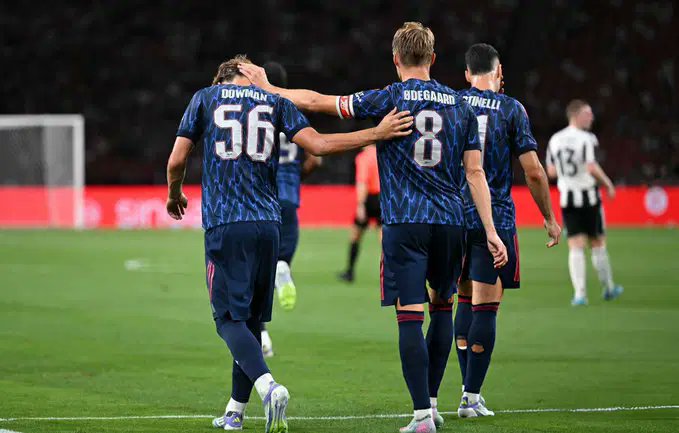 Teen Wonder Sparks Comeback: Odegaard’s Late Penalty Lifts Arsenal Past Newcastle in Thrilling 3–2 Victory in Singapore