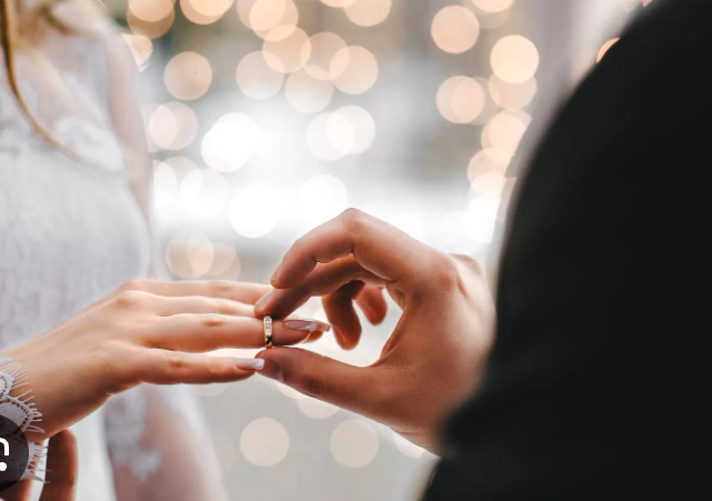 “Bloodlines and Baggage”: Therapist’s Marriage Advice Sparks Heated Debate Online