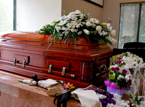 “The Message That Stopped Her Heart: Young Woman’s Viral Panic After Mistaking Friend’s Father’s Funeral for His