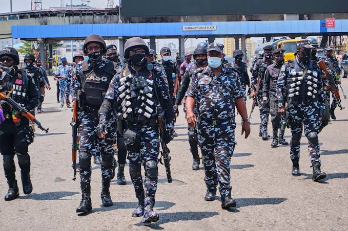 busterblog - BREAKING: Retired Police Officers Storm Abuja in Protest Over Unpaid Pensions — Active Officers Attempt to Block Them