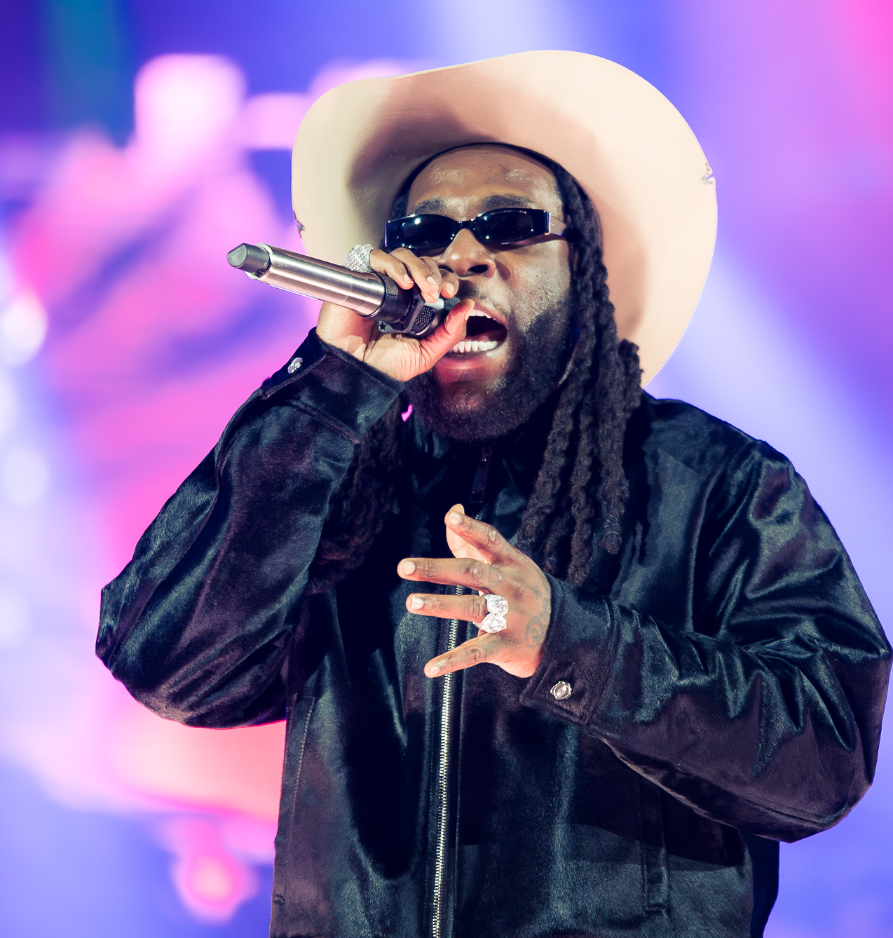 Netizens Reacts As Burna Boy Fan Gifts Money at Ghana Concert