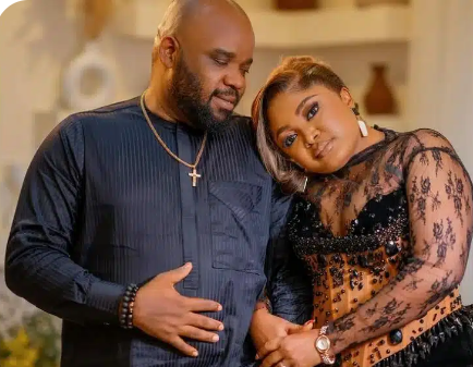 “Kneeling for Love”: Marymic’s Wedding Gesture Sends Social Media Into a Frenzy