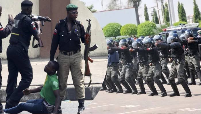 busterblog - WATCH: Nigerian Police Break Into Building Through Window, Raising Fresh Concerns About Misconduct and Accountability