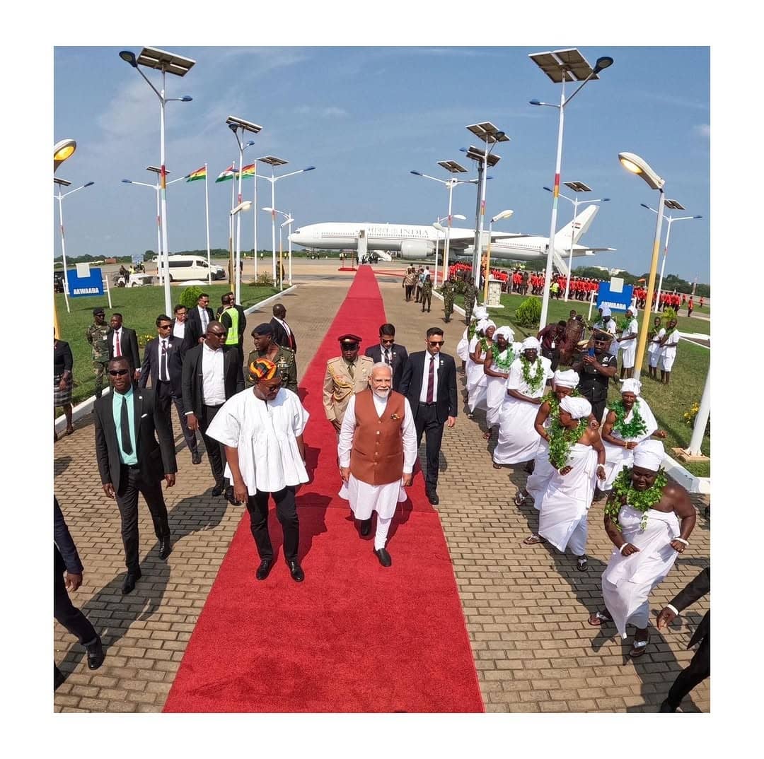 Mahama the Style Icon: Ghana’s Former President Turns Heads as He Welcomes India’s Prime Minister in Dashing Traditional Attire