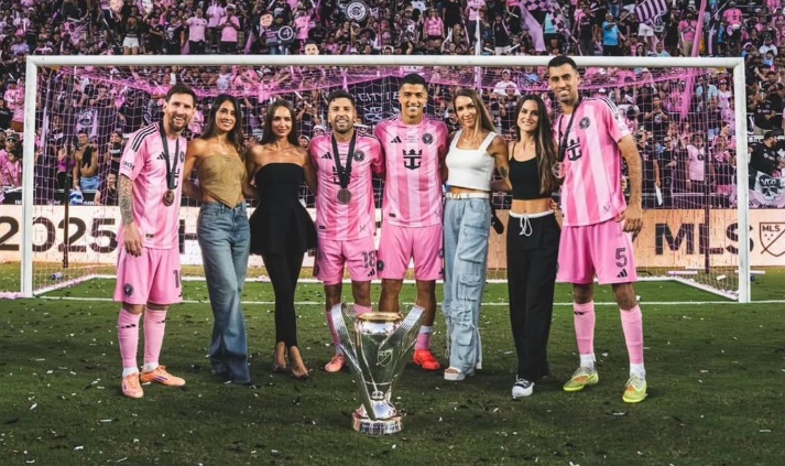 “The Viral Photo That Broke the Internet: Football Stars, Their Wives, and the Unexpected Lesson in Respect